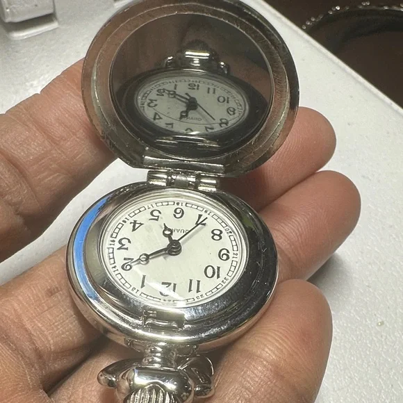 Avon vintage Silver and Black Watch with Crystals- one stone is missing - Picture 5 of 16